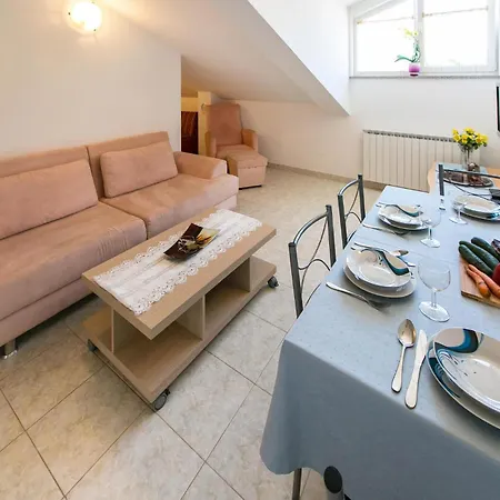 1 Bedroom Awesome In Pula