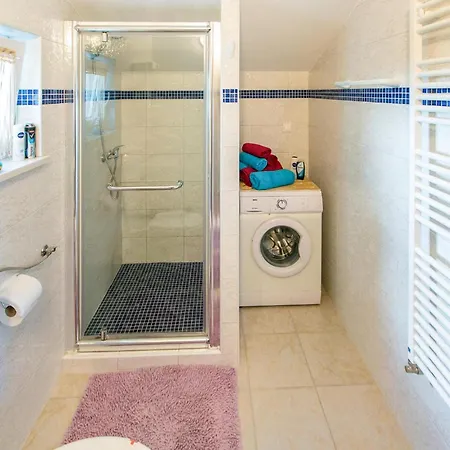 1 Bedroom Awesome In Apartment