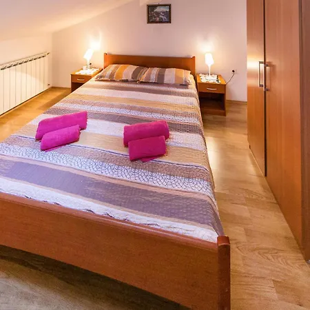 1 Bedroom Awesome In Pula